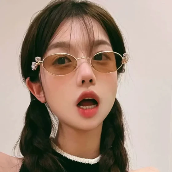 Diamond-embellished oval glasses can be paired with prescription lenses, offering a fashionable and sophisticated look, suitable for everyday wear as decorative flat lenses or sunglasses