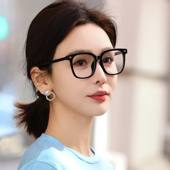 TR90Black-framed plain glasses for women, a makeup-free essential that makes the face look smaller, can be fitted with prescription lenses, and feature blue light protection