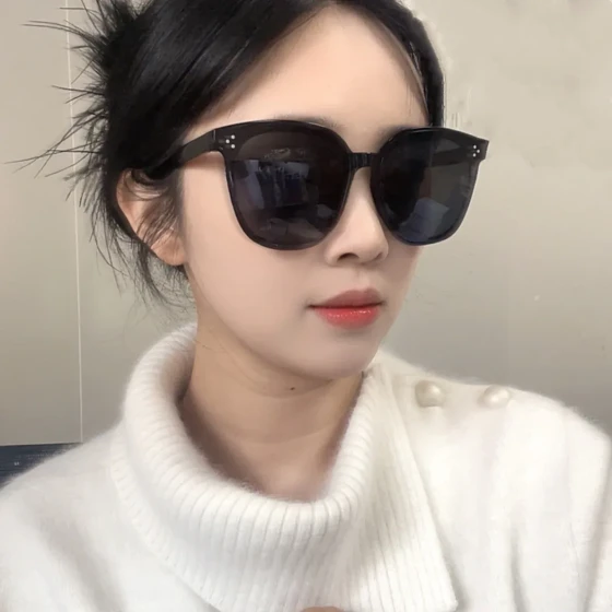 g Unisex sunglasses with a high-end feel, one-piece three-point black design, street style fashion, same style sun protection glasses