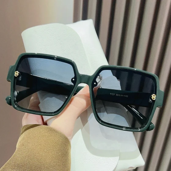 High-end polarized sunglasses for women, stylish eyewear with UV protection UV400