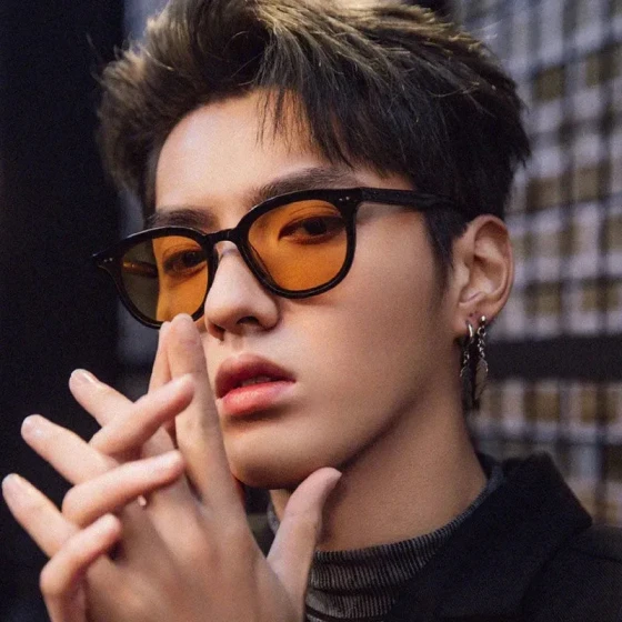 Small two-point sunglasses, fashionable punk street style, runway trendy glasses Trendy and fashionable sunglasses